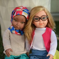 Boneka menjadi mainan khas anak perempuan. Tak heran, boneka biasanya berjenis kelamin perempuan. Dimainkan oleh anak-anak, boneka memiliki peranan yang cukup penting untuk tumbuh kembangnya. Foto: Dok. Salam Sisters