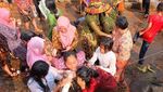 Keseruan Rempug Tarung Adu Tomat di Bandung Mirip Festival La Tomatina Spanyol