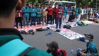 Para mahasiswa tampak khusyuk menjalankan salat berjamaah.