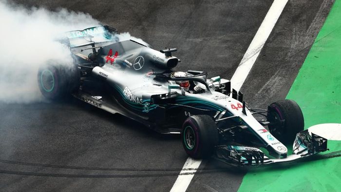 Lewis Hamilton juara dunia F1 2018 usai finis keempat di GP Meksiko. (Foto: Dan Istitene/Getty Images) Lewis Hamilton juara dunia F1 2018 usai finis keempat di GP Meksiko. (Foto: Dan Istitene/Getty Images)