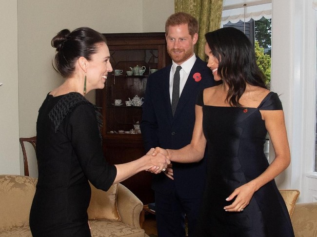 Gaun seharga US$ 2.945 atau sekitar Rp 45 juta itu hadir dengan neckline bergaya semi bateau yang mengekspos bahu indahnya. Sementara itu, bagian rok yang bersiluet flare mempertegas aura elegan sang Duchess of Sussex. (Foto: Getty Images)