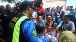Ekspresi Keluarga Saat Cari Info Korban Lion Air Jatuh