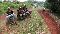 Penonton memperhatikan laju pebalap sepeda di trek light downhill JPM MTB Trail Race. Istimewa/JPM Bike Park.