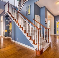 Selasar dekat pintu masuk menawarkan pemandangan interior yang lebih cantik lagi. Didominasi palet biru muda, rumah ini terlihat klasik tapi stylish di saat yang bersamaan, dengan mural Snow White dan 7 Kurcaci. Foto: Dok. People/Treasure Coast Sothebys International Realty