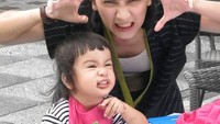 Jennifer dan putri kecilnya Ghilli ini ternyata kompak suka makan. Lihat saja pose kompak mereka saat makan kue cokelat. Foto: instagram @jenniferanelita