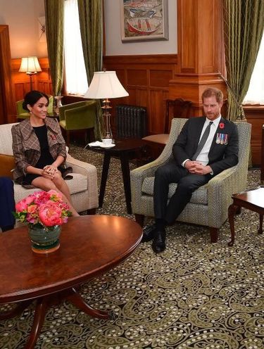 Momen Langka Meghan Markle Pakai Baju Ratusan Ribu 