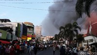 Warga berkerumun di pasar tradisional terbesar di Kota Solo tersebut.