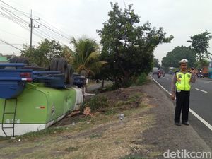 Hindari Sepeda Motor Mogok, Truk Muat Bio Solar Terguling