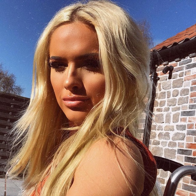 Blogger kecantikan ini telah membuat beberapa penampilan di TV dan telah berkolaborasi dengan merek kosmetik seperti LOreal dan The Princes Trust. Foto: Instagram @jbone89