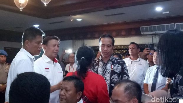 Dia menyalami dan berbincang denngan keluarga penumpang pesawat Lion Air JT 610