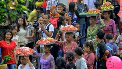 Foto: Perang Pakai Ketupat di Lombok