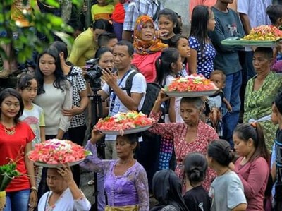 Foto: Perang Pakai Ketupat di Lombok Foto: Perang Pakai Ketupat di Lombok