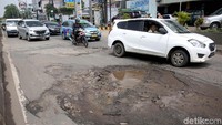 Kondisi memprihatinkan nampak terlihat di beberapa titik jalan di sepanjang Jalan KH. Noer Ali Kalimalang, Kota Bekasi, Jawa Barat.