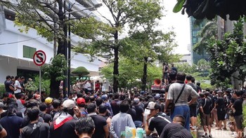 Driver transportasi online terdiri dari Grab Bike dan Grab Car kembali melakukan aksi demo di depan kantor Grab yang bertempat di Gedung Lippo Kuningan, Rasuna Said, Jakarta, pada hari ini, Senin (29/10/2018). (Foto: detikINET/Virgina Maulita Putri)