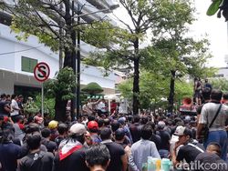 Suasana Demo Driver di Depan Kantor Grab