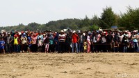 Untuk memudahkan proses evakuasi pihak kepolisian pun memasang garis polisi untuk membatasi warga agar tak terlalu dekat dan memadati kawasan Pantai Tanjung pakis, Karawang.