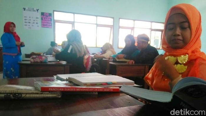 Pelajar Bondowoso Peringati Sumpah Pemuda dengan Berpakaian Adat