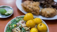 Soto Kudus Kliwon yang legendaris di Kudus wajib dicoba. Telor ayam muda bisa langsung direndam kuah soto. Gurih mantap! Foto: Instagram @berry_ptiadi