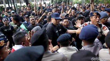 Sempat terjadi saling dorong antara driver online dengan pihak kepolisian karena pihak driver online mencoba masuk ke dalam gedung kantor Grab.