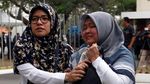 Tangisan Tersedu-sedu Keluarga Korban Lion Air