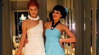 Jessica Alba dan Kelly Sawyer tampil sebagai istri di film Flintstones yakni Wilma dan Betty. Dok. Instagram