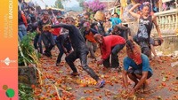 Setelah acara usai, sisa ceceran tomat tak lantas didiamkan begitu saja. Masyarakat mengumpulkan sisa sampah tomat ini untuk nantinya dijadikan pupuk. Foto: instagram @yourbandung