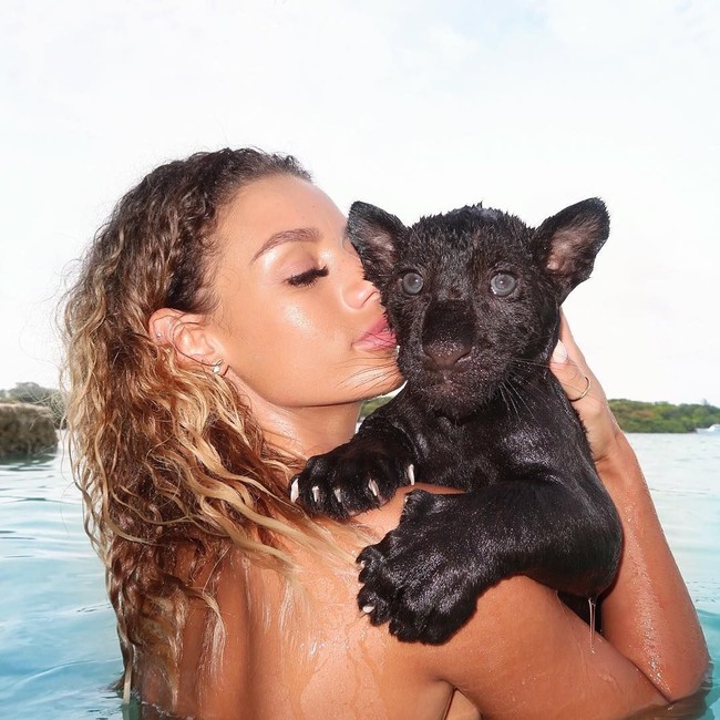 Meski melabeli dirinya sebagai aktris, sosok Jena Frumes lebih sering terlihat melakoni pekerjaan sebagai model Instagram. Dia kerap menampilkan potret dirinya bersama sejumlah binatang buas seperti ular, cheetah, jaguar dan harimau. Foto: Instagram @jenafrumes