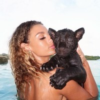 Meski melabeli dirinya sebagai aktris, sosok Jena Frumes lebih sering terlihat melakoni pekerjaan sebagai model Instagram. Dia kerap menampilkan potret dirinya bersama sejumlah binatang buas seperti ular, cheetah, jaguar dan harimau. Foto: Instagram @jenafrumes