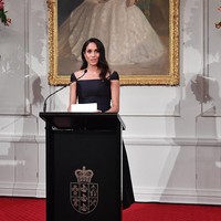 Dengan latar belakang lukisan Ratu Elizabeth II, Meghan memberikan pidato tentang peran perempuan dan feminisme. Hak pilih perempuan adalah tentang feminisme, tapi feminisme adalah tentang keadilan... Bravo Selandia Baru, karena berhasil memperjuangkan hak ini 125 tahun lalu untuk wanita yang berhak menyuarakan suaranya, kata Meghan yang tengah hamil tiga bulan itu. (Foto: Getty Images)