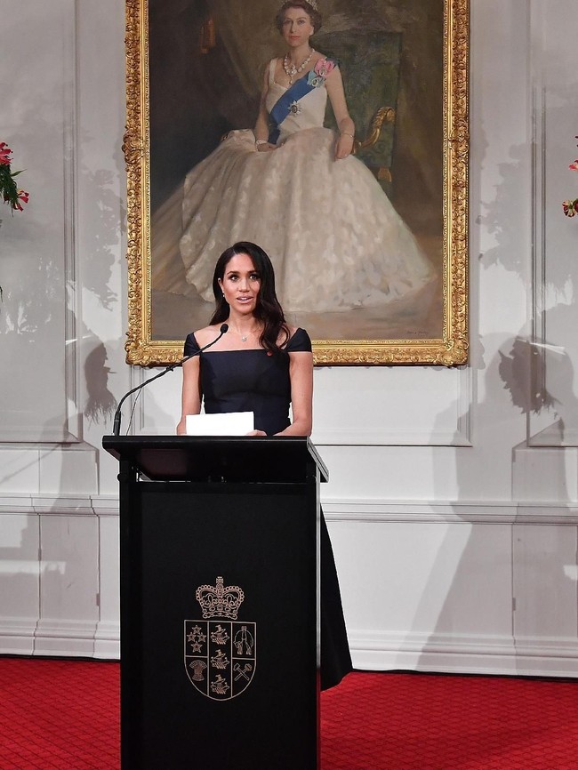 Dengan latar belakang lukisan Ratu Elizabeth II, Meghan memberikan pidato tentang peran perempuan dan feminisme. Hak pilih perempuan adalah tentang feminisme, tapi feminisme adalah tentang keadilan... Bravo Selandia Baru, karena berhasil memperjuangkan hak ini 125 tahun lalu untuk wanita yang berhak menyuarakan suaranya, kata Meghan yang tengah hamil tiga bulan itu. (Foto: Getty Images)