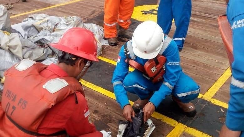 Petugas Lepas Pantai Pertamina Evakuasi Serpihan Lion Air JT 610 Petugas Lepas Pantai Pertamina Evakuasi Serpihan Lion Air JT 610