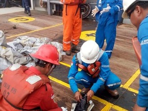 Petugas Lepas Pantai Pertamina Evakuasi Serpihan Lion Air JT 610