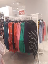 H&M Diskon Hingga 70%, T-shirt Mulai dari Rp 70 Ribu