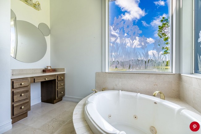 Kamar mandi juga tak ketinggalan diselipkan nuansa Disney. Contohnya saja cermin berbentuk kepala Mickey Mouse ini. Foto: Dok. People/Treasure Coast Sothebys International Realty