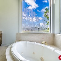 Kamar mandi juga tak ketinggalan diselipkan nuansa Disney. Contohnya saja cermin berbentuk kepala Mickey Mouse ini. Foto: Dok. People/Treasure Coast Sothebys International Realty