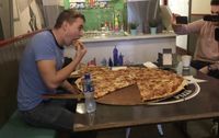 Bisa Bawa Pulang Uang Rp 8 Juta Kalau Habiskan Pizza Jumbo Ini 