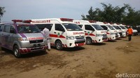 Di Tanjungpakis, 8 ambulans berderet dalam keadaan siaga.