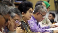 Raker tersebut membahas upaya pengendalian yang dilakukan Kementerian Kesehatan dalam program Jaminan Kesehatan Nasional, di antaranya terkait fasilitas kesehatan, BPJS Kesehatan, produsen dan distributor obat, serta implementasi urun biaya dalam pelayanan kesehatan.