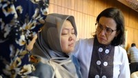 Sri Mulyani juga tampak memeluk keluarga dari pegawai Kementerian Keuangan yang menjadi korban pesawat Lion Air JT 610. Foto: Dok. Ditjen Pajak