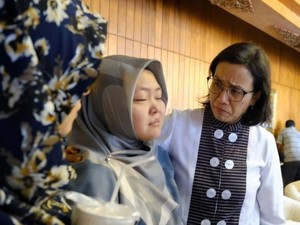 Tangis Sri Mulyani Bertemu Keluarga Korban Lion Air