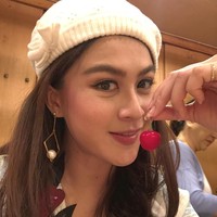 Dunia sepakbola berduka atas peristiwa kecelakaan helikopter pribadi yang menewaskan pemilik klub Leicester City konglomerat Vichai Srivaddhanaprabha di King Power Stradium, Leicester, Inggris, Sabtu (27/10/2018). Turut menjadi korban, satu dari dua staf bernama Nusara Suknamai yang pernah menjadi finalis sebuah kontes ratu kecantikan. (Foto: Instagram/zara_nusara)