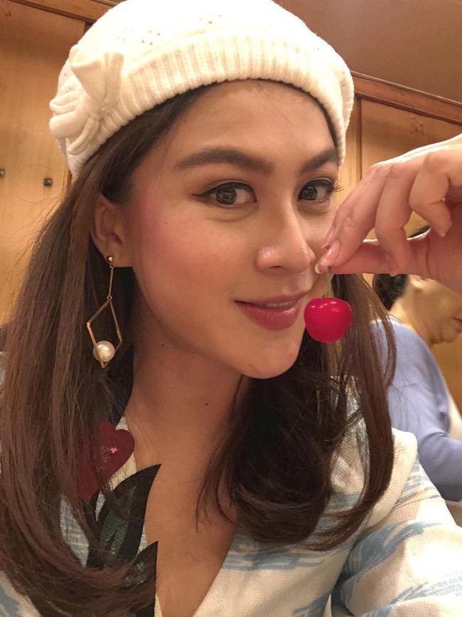 Dunia sepakbola berduka atas peristiwa kecelakaan helikopter pribadi yang menewaskan pemilik klub Leicester City konglomerat Vichai Srivaddhanaprabha di King Power Stradium, Leicester, Inggris, Sabtu (27/10/2018). Turut menjadi korban, satu dari dua staf bernama Nusara Suknamai yang pernah menjadi finalis sebuah kontes ratu kecantikan. (Foto: Instagram/zara_nusara)