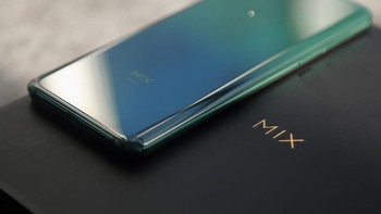Berbeda dengan jajaran ponsel Xioami lain, kotak kemasan Mi Mix 3 dibuat eksklusif. Foto: Sina Mobile