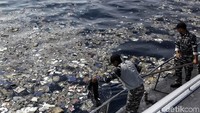 Proses evakuasi pesawat Lion Air JT 610 yang jatuh di perairan Laut Karawang terus berlangsung, Senin (29/10/2018).