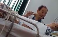 Aksi pria tua tunjukkan cintanya pada istri yang sakit 