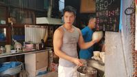 Dulu Jualan Kembang Tahu, Pria Keren Ini Kini Jadi Anggota Boyband