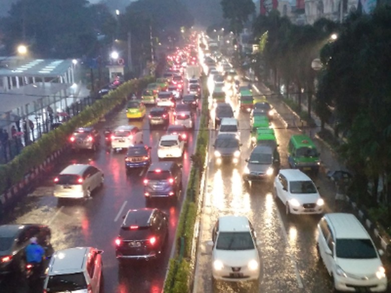 Ilustrasi berkendara ketika hujan. Foto: detik