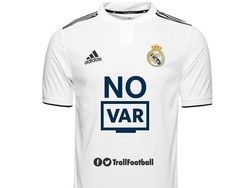Satu gol Barcelona ke gawang Madrid tercipta berkat penalti Luis Suarez, usai VAR menyatakan Suarez dilanggar Raphael Varane. VAR jelas bakal dibenci pendukung Madrid. (Foto: Twitter @TrollFootball)