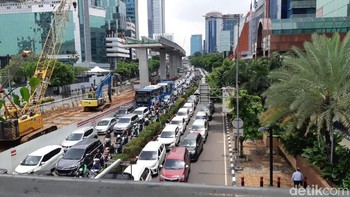 Terpantau lalu lintas di Jalan Rasuna Said, depan Gedung Lippo Kuningan yang macet.  (Foto: detikINET/Virgina Maulita Putri)