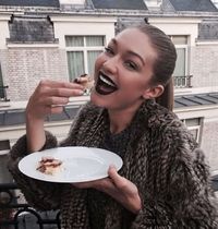 Dikritik Haters Terlalu Kurus, Gigi Hadid Habiskan Burger Sambil Menari